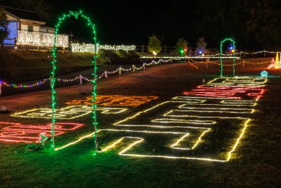 無料壁紙 迷路のようなイルミネーション。PCとデスクトップ壁紙に最適な4K高画質の無料壁紙。三重県紀宝町の光の祭典 in 紀宝で撮影したフリー写真素材