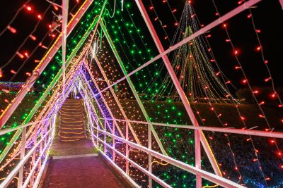 無料壁紙 光のトンネル。PCとデスクトップ壁紙に最適な4K高画質の無料壁紙。三重県紀宝町の光の祭典 in 紀宝で撮影したフリー写真素材