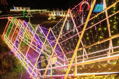 無料壁紙 光のトンネルを進む親子。PCとデスクトップ壁紙に最適な4K高画質の無料壁紙。三重県紀宝町の光の祭典 in 紀宝で撮影したフリー写真素材