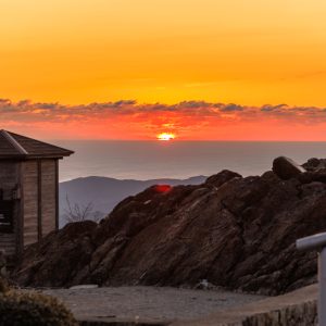 無料壁紙 朝熊山頂から眺める水平線の日の出。PCとデスクトップ壁紙に最適な4K高画質の無料壁紙。三重県伊勢市の伊勢志摩スカイラインで撮影したフリー写真素材