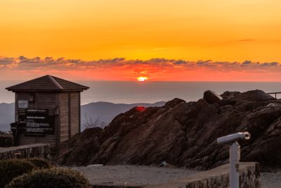 無料壁紙 朝熊山頂から眺める水平線の日の出。PCとデスクトップ壁紙に最適な4K高画質の無料壁紙。三重県伊勢市の伊勢志摩スカイラインで撮影したフリー写真素材