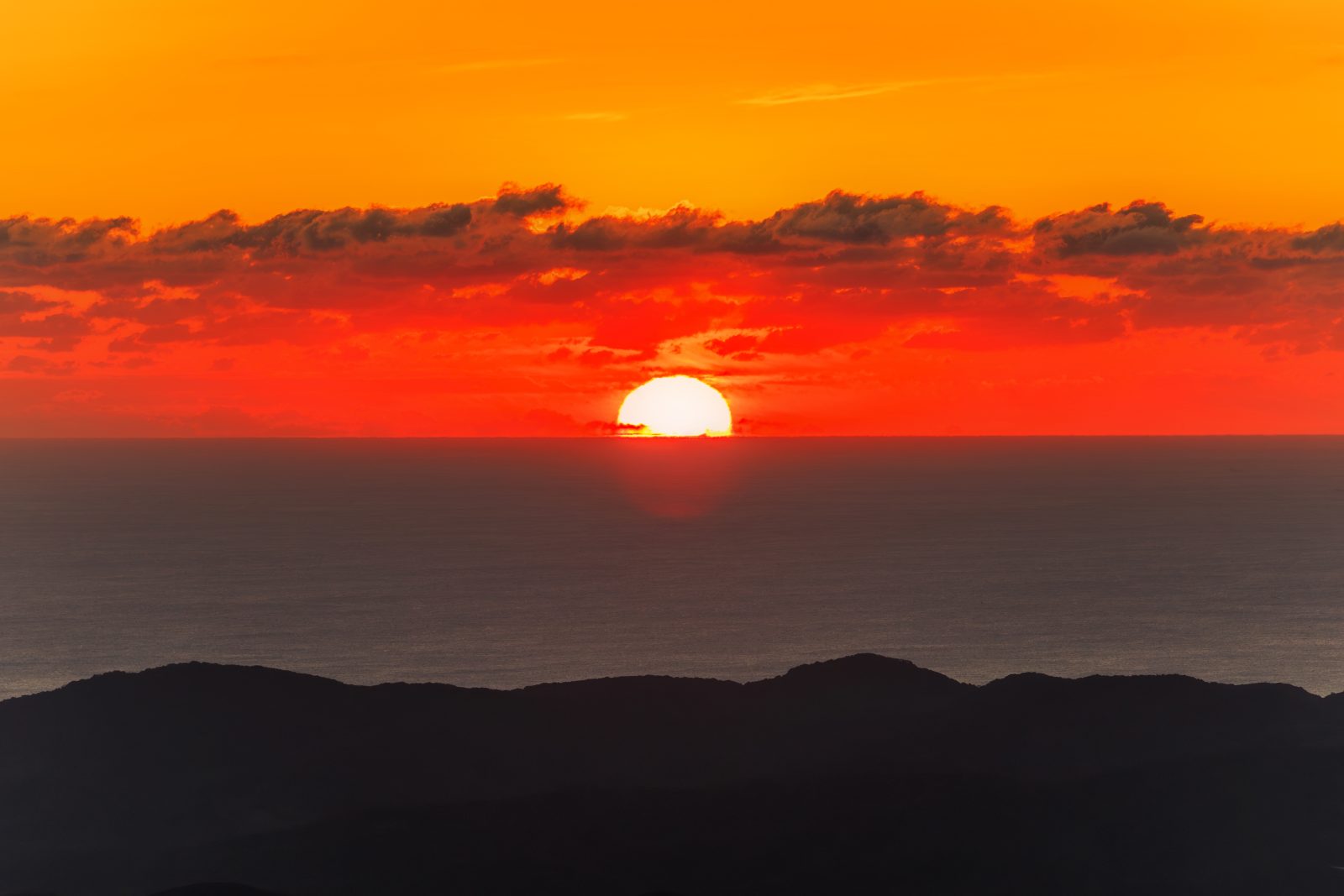 無料壁紙 水平線から登る日の出。PCとデスクトップ壁紙に最適な4K高画質の無料壁紙。三重県伊勢市の伊勢志摩スカイラインで撮影したフリー写真素材