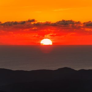 無料壁紙 水平線から登る日の出。PCとデスクトップ壁紙に最適な4K高画質の無料壁紙。三重県伊勢市の伊勢志摩スカイラインで撮影したフリー写真素材