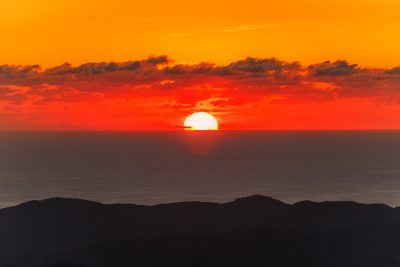 無料壁紙 水平線から登る日の出。PCとデスクトップ壁紙に最適な4K高画質の無料壁紙。三重県伊勢市の伊勢志摩スカイラインで撮影したフリー写真素材