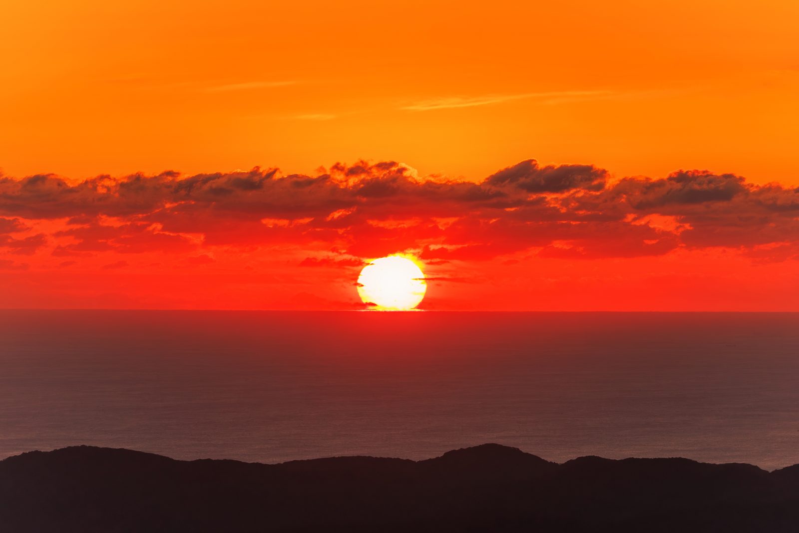 無料壁紙 鍵穴のように見える日の出。PCとデスクトップ壁紙に最適な4K高画質の無料壁紙。三重県伊勢市の伊勢志摩スカイラインで撮影したフリー写真素材