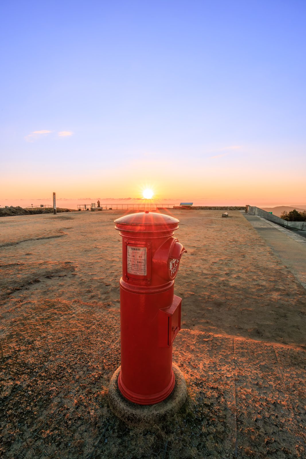 無料スマホ壁紙 冬の凛とした日の出と天空のポスト。AndroidとiPhoneに対応した4K高画質の無料待ち受け画像。三重県伊勢市の天空のポストで撮影したフリー写真素材