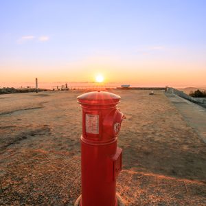 無料スマホ壁紙 冬の凛とした日の出と天空のポスト。AndroidとiPhoneに対応した4K高画質の無料待ち受け画像。三重県伊勢市の天空のポストで撮影したフリー写真素材