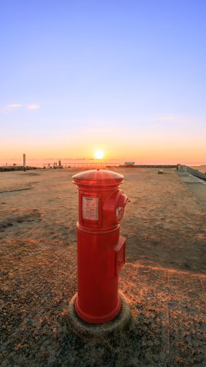 無料スマホ壁紙 冬の凛とした日の出と天空のポスト。AndroidとiPhoneに対応した4K高画質の無料待ち受け画像。三重県伊勢市の天空のポストで撮影したフリー写真素材