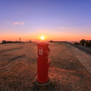 無料壁紙 冬の日の出と天空のポストと朝熊山頂。PCとデスクトップ壁紙に最適な4K高画質の無料壁紙。三重県伊勢市の天空のポストで撮影したフリー写真素材