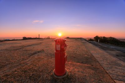 無料壁紙 冬の日の出と天空のポストと朝熊山頂。PCとデスクトップ壁紙に最適な4K高画質の無料壁紙。三重県伊勢市の天空のポストで撮影したフリー写真素材