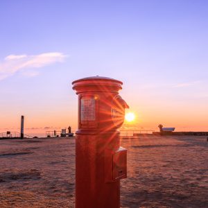 無料壁紙 郵便受けに差し掛かる日の出。PCとデスクトップ壁紙に最適な4K高画質の無料壁紙。三重県伊勢市の天空のポストで撮影したフリー写真素材