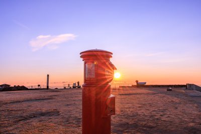 無料壁紙 郵便受けに差し掛かる日の出。PCとデスクトップ壁紙に最適な4K高画質の無料壁紙。三重県伊勢市の天空のポストで撮影したフリー写真素材