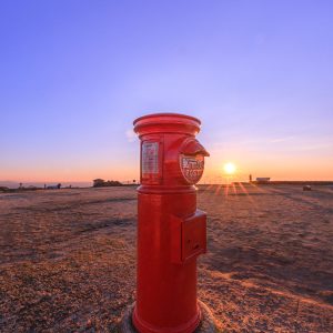 無料スマホ壁紙 天空のポストと日の出のツーショット。AndroidとiPhoneに対応した4K高画質の無料待ち受け画像。三重県伊勢市の天空のポストで撮影したフリー写真素材