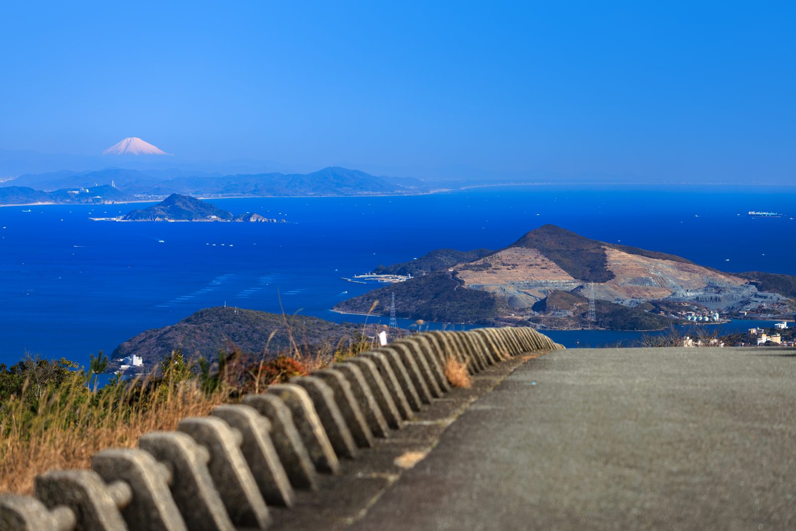 無料壁紙 鳥羽側の道路から眺める富士山と菅島。PCとデスクトップ壁紙に最適な4K高画質の無料壁紙。三重県伊勢市の伊勢志摩スカイラインで撮影したフリー写真素材