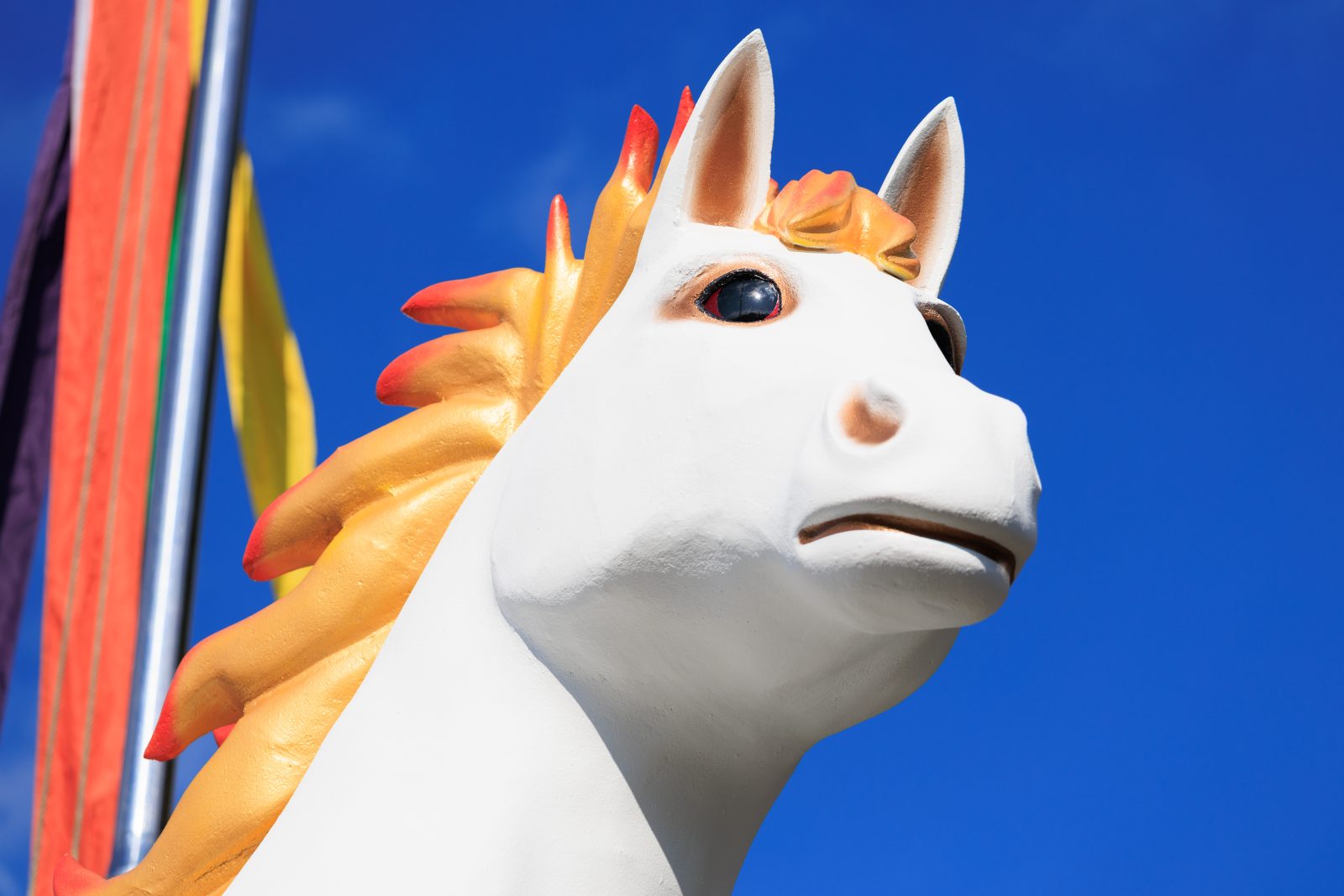 無料壁紙 午ジャンボ干支の凛々しい顔。PCとデスクトップ壁紙に最適な4K高画質の無料壁紙。三重県津市の辰水神社のジャンボ干支で撮影したフリー写真素材