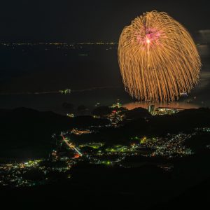 無料壁紙 朝熊山頂展望台から眺める九鬼水軍大花火の正三尺玉と鳥羽の町並み。PCとデスクトップ壁紙に最適な4K高画質の無料壁紙。三重県伊勢市の伊勢志摩スカイラインで撮影したフリー写真素材