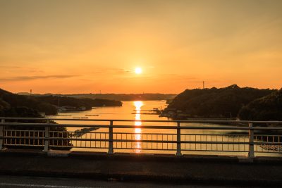無料壁紙 橋から眺める夕陽。PCとデスクトップ壁紙に最適な4K高画質の無料壁紙。三重県志摩市の賢島大橋で撮影したフリー写真素材