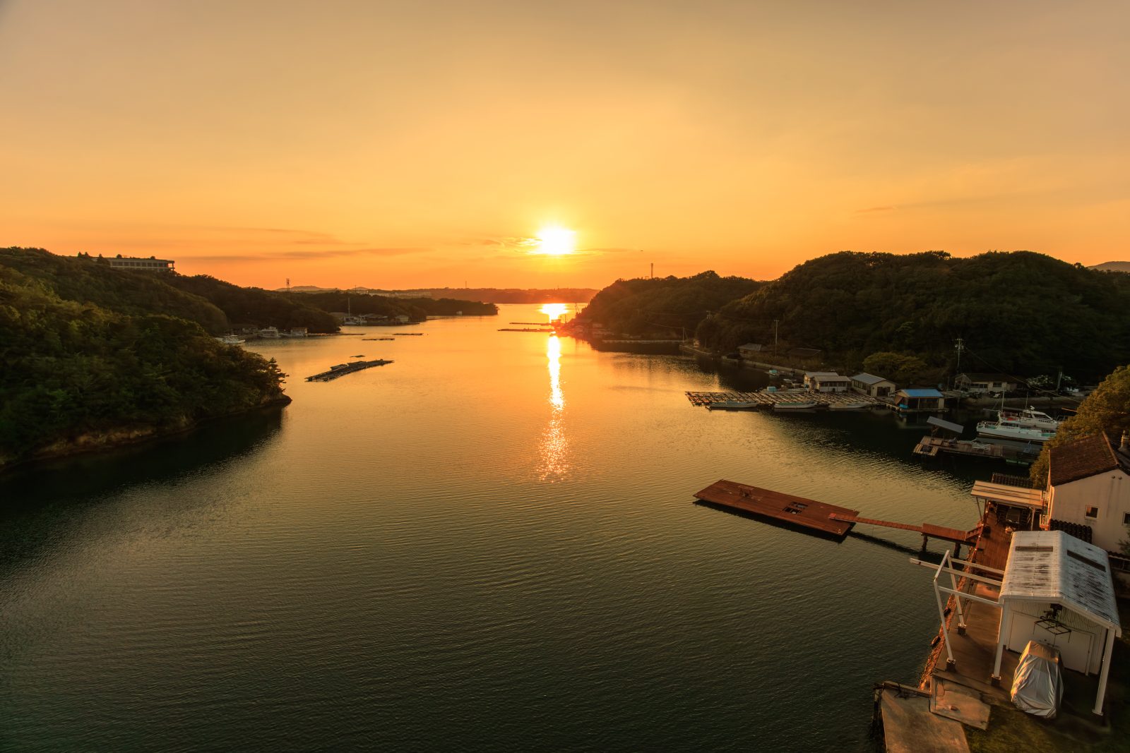 無料壁紙 英虞湾と真珠養殖場に沈む夕陽。PCとデスクトップ壁紙に最適な4K高画質の無料壁紙。三重県志摩市の賢島大橋で撮影したフリー写真素材