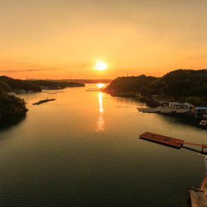 無料壁紙 英虞湾と真珠養殖場に沈む夕陽。PCとデスクトップ壁紙に最適な4K高画質の無料壁紙。三重県志摩市の賢島大橋で撮影したフリー写真素材