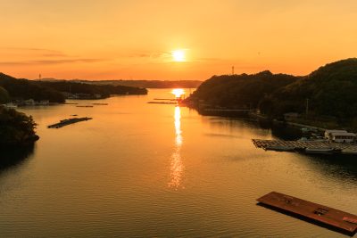 無料壁紙 賢島大橋から眺める夕陽と英虞湾と真珠養殖場。PCとデスクトップ壁紙に最適な4K高画質の無料壁紙。三重県志摩市の賢島大橋で撮影したフリー写真素材