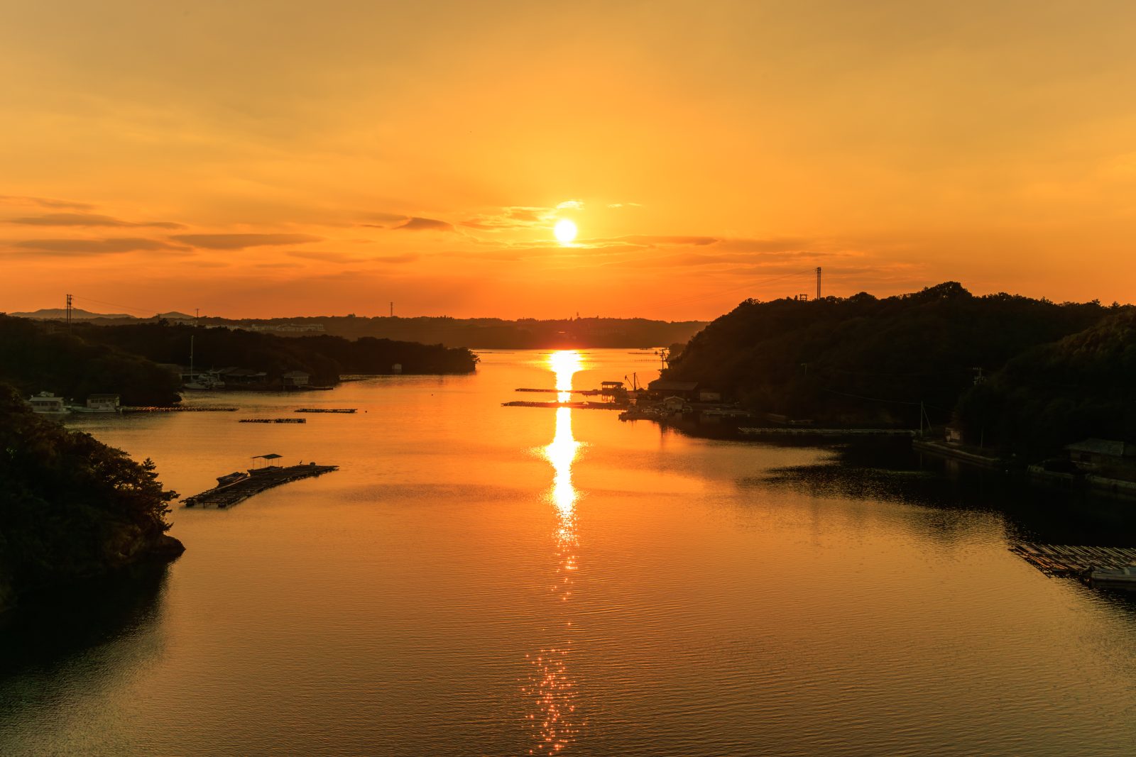 無料壁紙 賢島大橋から眺める夕陽。PCとデスクトップ壁紙に最適な4K高画質の無料壁紙。三重県志摩市の賢島大橋で撮影したフリー写真素材