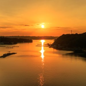 無料壁紙 賢島大橋から眺める夕陽。PCとデスクトップ壁紙に最適な4K高画質の無料壁紙。三重県志摩市の賢島大橋で撮影したフリー写真素材