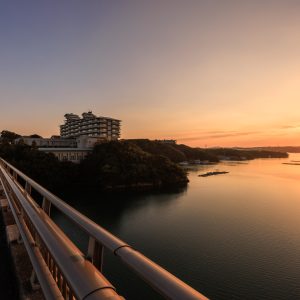 無料壁紙 賢島大橋から夕陽を眺める様子。PCとデスクトップ壁紙に最適な4K高画質の無料壁紙。三重県志摩市の賢島大橋で撮影したフリー写真素材