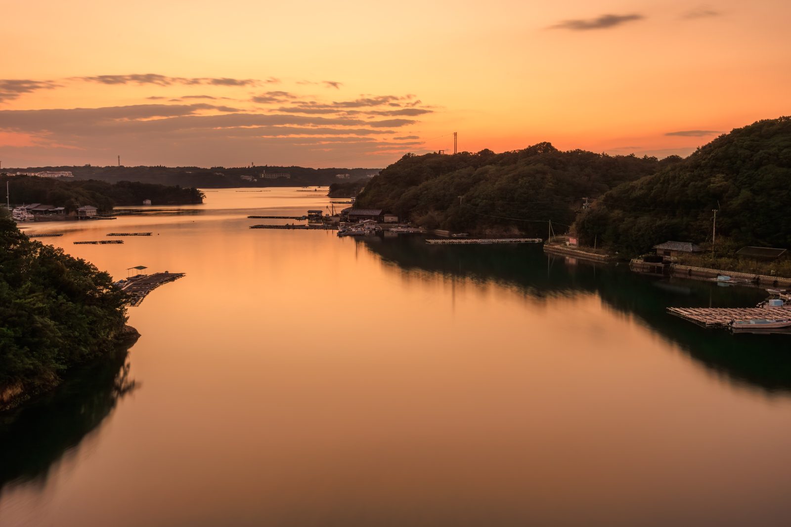 無料壁紙 英虞湾に映る夕焼け。PCとデスクトップ壁紙に最適な4K高画質の無料壁紙。三重県志摩市の賢島大橋で撮影したフリー写真素材