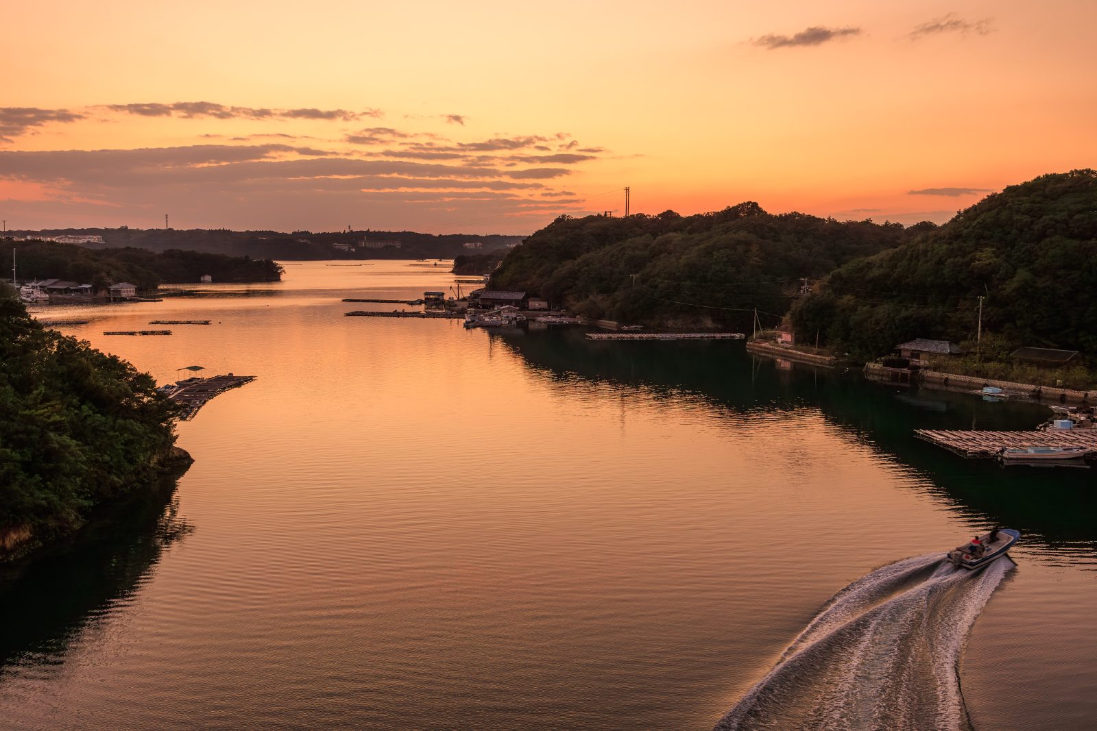 無料壁紙 英虞湾を航海する小型船。PCとデスクトップ壁紙に最適な4K高画質の無料壁紙。三重県志摩市の賢島大橋で撮影したフリー写真素材