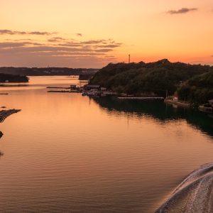 無料壁紙 英虞湾を航海する小型船。PCとデスクトップ壁紙に最適な4K高画質の無料壁紙。三重県志摩市の賢島大橋で撮影したフリー写真素材