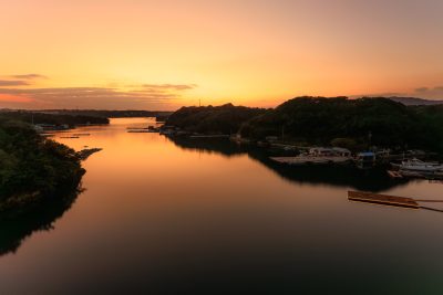 無料壁紙 夕焼けに染まる英虞湾の海面。PCとデスクトップ壁紙に最適な4K高画質の無料壁紙。三重県志摩市の賢島大橋で撮影したフリー写真素材