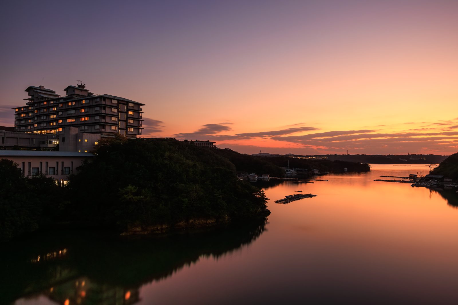 無料壁紙 志摩観光ホテルと英虞湾の夕焼け。PCとデスクトップ壁紙に最適な4K高画質の無料壁紙。三重県志摩市の賢島大橋で撮影したフリー写真素材