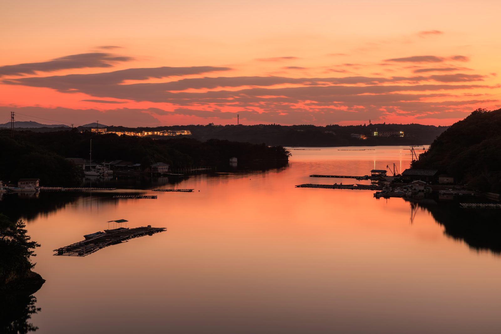 無料壁紙 情熱的な色合いに染まる英虞湾の夕焼け。PCとデスクトップ壁紙に最適な4K高画質の無料壁紙。三重県志摩市の賢島大橋で撮影したフリー写真素材