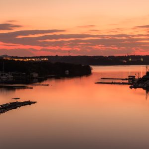 無料壁紙 情熱的な色合いに染まる英虞湾の夕焼け。PCとデスクトップ壁紙に最適な4K高画質の無料壁紙。三重県志摩市の賢島大橋で撮影したフリー写真素材