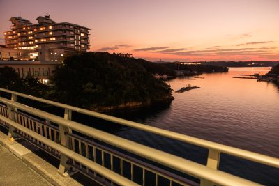 無料壁紙 橋から眺める志摩観光ホテルと夕焼けの英虞湾。PCとデスクトップ壁紙に最適な4K高画質の無料壁紙。三重県志摩市の賢島大橋で撮影したフリー写真素材