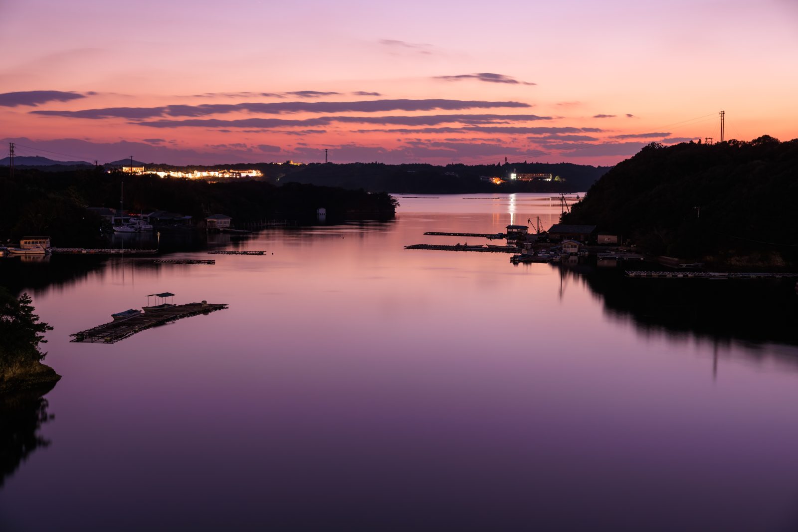 無料壁紙 夕陽が沈んだあとのマジックアワー。PCとデスクトップ壁紙に最適な4K高画質の無料壁紙。三重県志摩市の賢島大橋で撮影したフリー写真素材