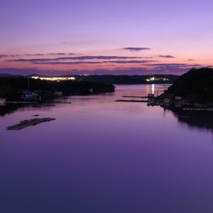 運気が上がる待ち受け 漁村の美しい夕闇。AndroidとiPhoneに対応した4K高画質の無料スマホ壁紙。三重県志摩市の賢島大橋で撮影したフリー写真素材