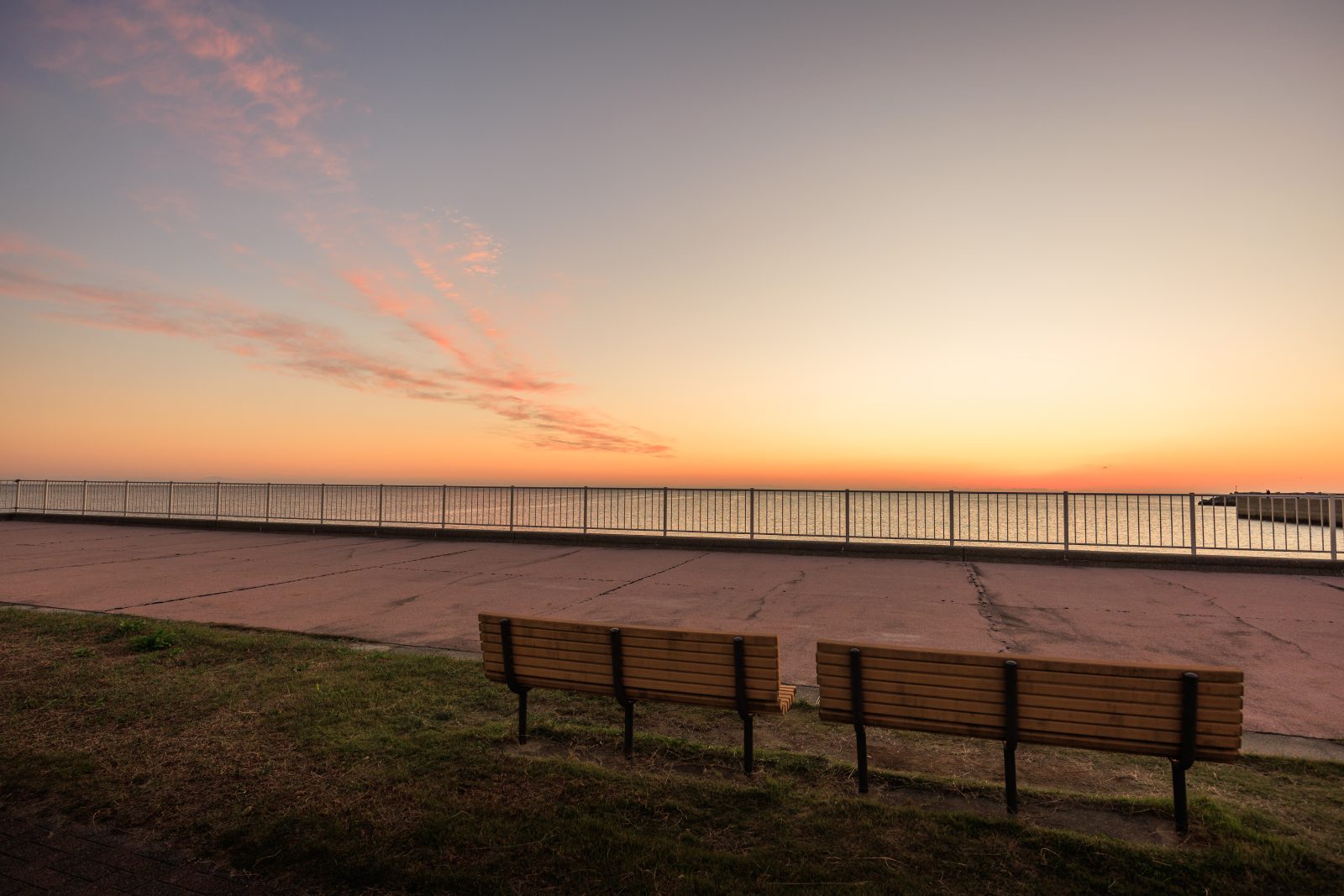 無料壁紙 遊歩道にあるベンチと朝焼け。PCとデスクトップ壁紙に最適な4K高画質の無料壁紙。三重県津市の津エアポートラインで撮影したフリー写真素材