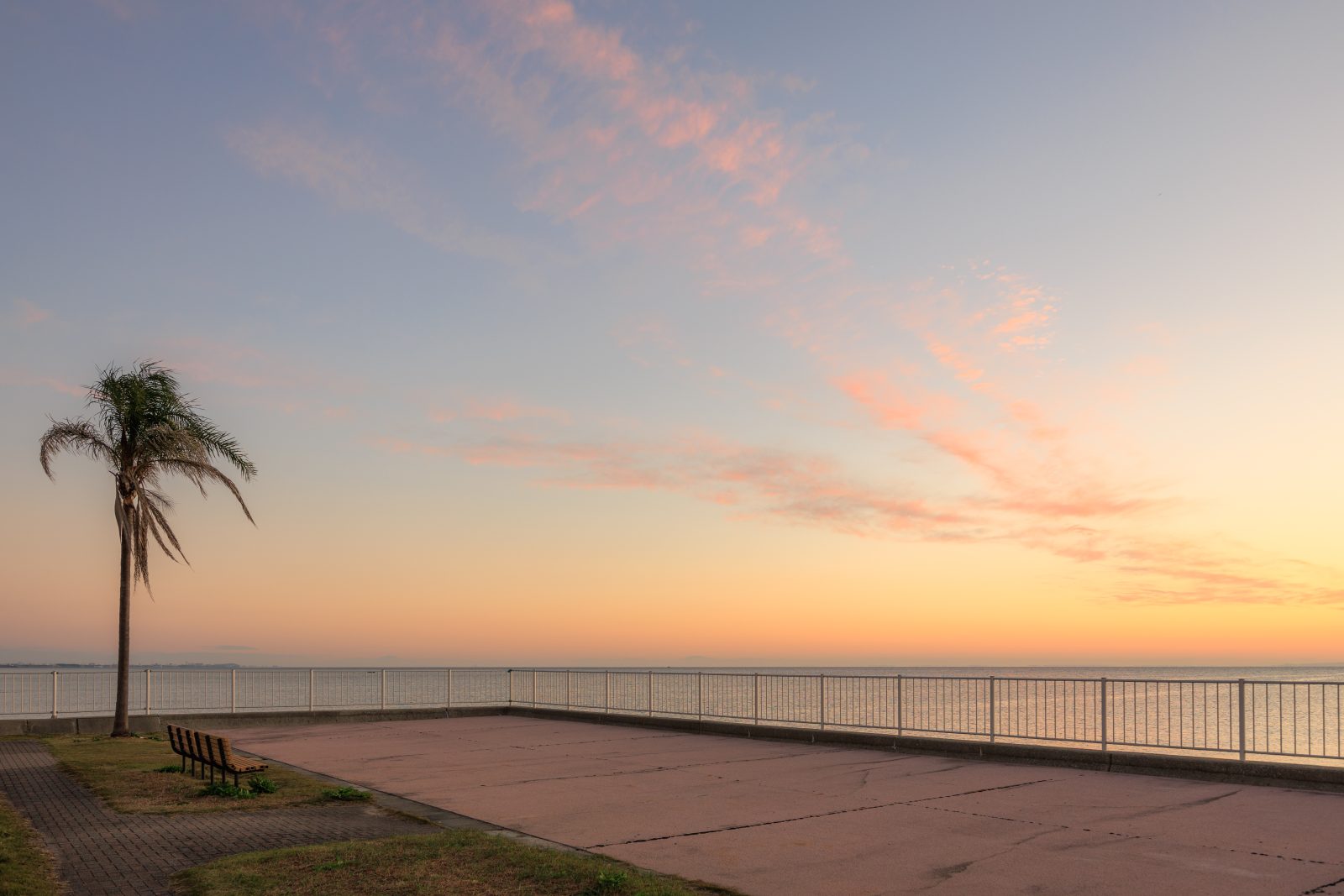 無料壁紙 遊歩道にあるヤシの木とベンチと朝焼け。PCとデスクトップ壁紙に最適な4K高画質の無料壁紙。三重県津市の津エアポートラインで撮影したフリー写真素材