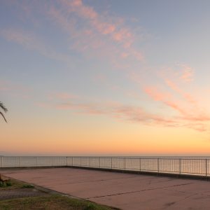 無料壁紙 遊歩道にあるヤシの木とベンチと朝焼け。PCとデスクトップ壁紙に最適な4K高画質の無料壁紙。三重県津市の津エアポートラインで撮影したフリー写真素材