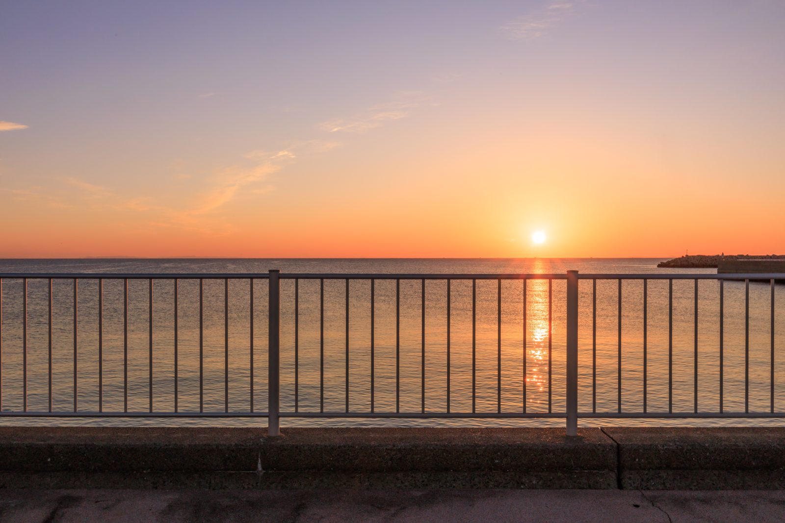 無料壁紙 幻想的なマジックアワーと朝日を遊歩道から眺める。PCとデスクトップ壁紙に最適な4K高画質の無料壁紙。三重県津市の津エアポートラインで撮影したフリー写真素材