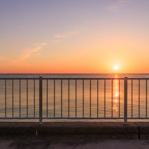 無料壁紙 幻想的なマジックアワーと朝日を遊歩道から眺める。PCとデスクトップ壁紙に最適な4K高画質の無料壁紙。三重県津市の津エアポートラインで撮影したフリー写真素材