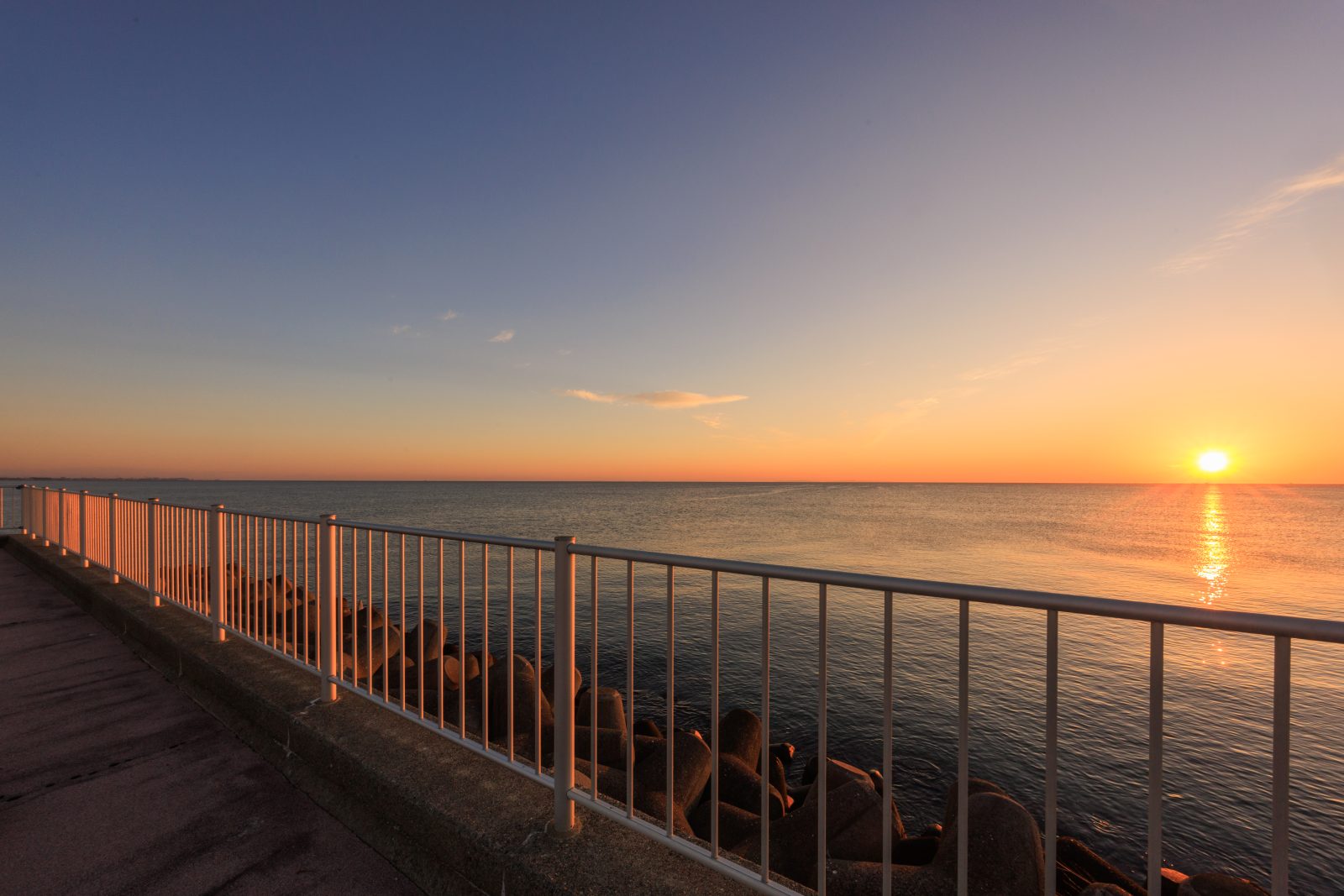 無料壁紙 遊歩道から眺めるマジックアワーと朝日。PCとデスクトップ壁紙に最適な4K高画質の無料壁紙。三重県津市の津エアポートラインで撮影したフリー写真素材