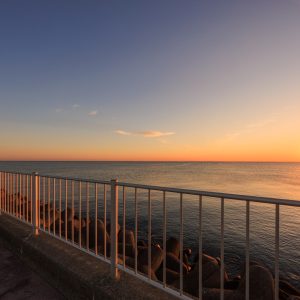 無料壁紙 遊歩道から眺めるマジックアワーと朝日。PCとデスクトップ壁紙に最適な4K高画質の無料壁紙。三重県津市の津エアポートラインで撮影したフリー写真素材