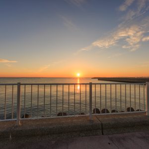 無料壁紙 遊歩道から眺める朝日と津日本鋼管。PCとデスクトップ壁紙に最適な4K高画質の無料壁紙。三重県津市の津エアポートラインで撮影したフリー写真素材