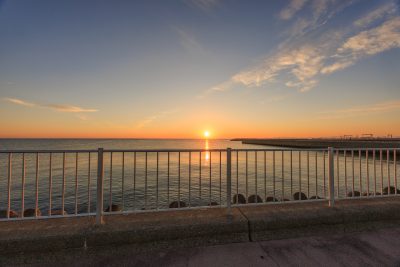 無料壁紙 遊歩道から眺める朝日と津日本鋼管。PCとデスクトップ壁紙に最適な4K高画質の無料壁紙。三重県津市の津エアポートラインで撮影したフリー写真素材