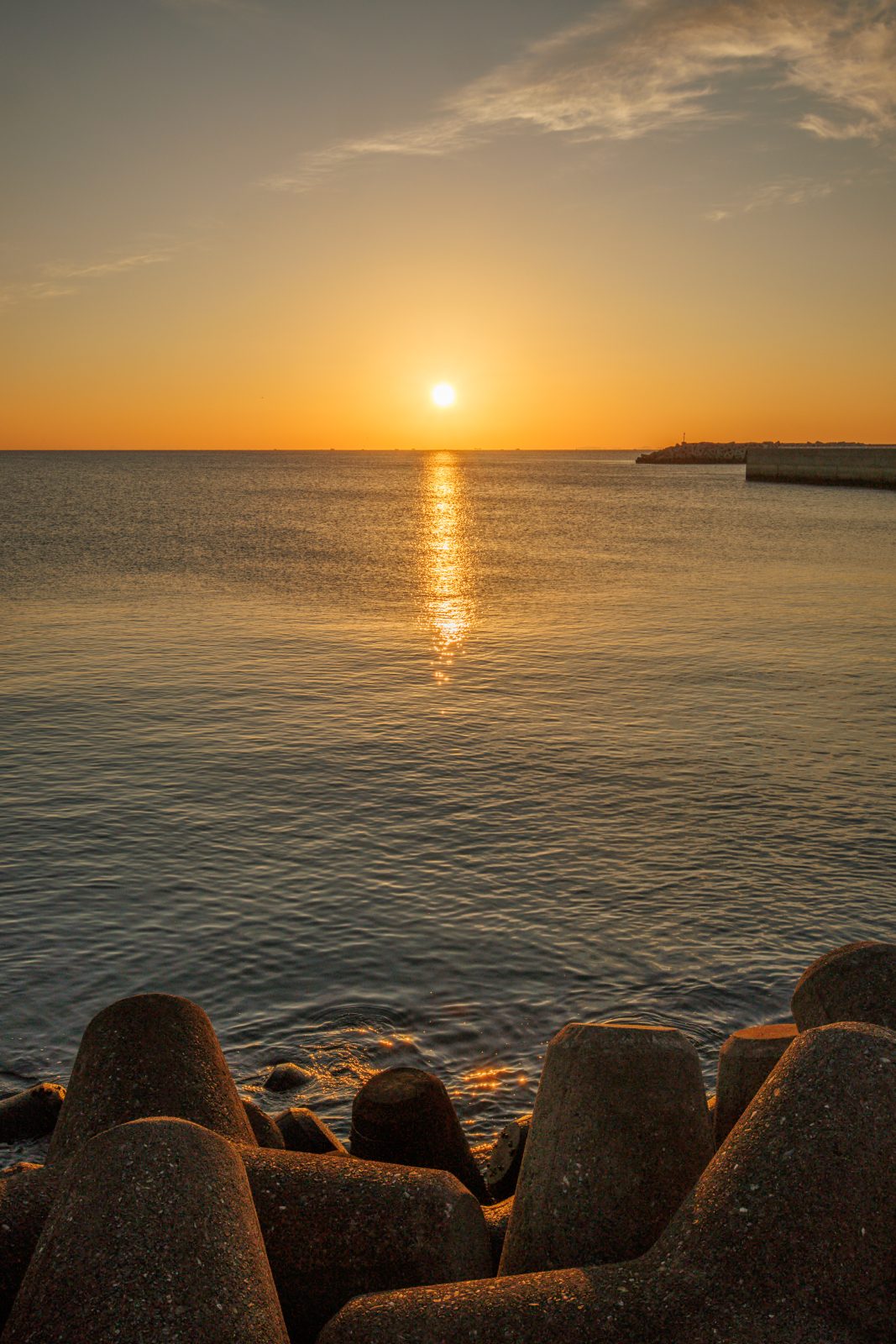 無料スマホ壁紙 テトラポッドの先に登る朝日。AndroidとiPhoneに対応した4K高画質の無料待ち受け画像。三重県津市の津エアポートラインで撮影したフリー写真素材