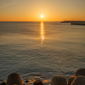 無料スマホ壁紙 テトラポッドの先に登る朝日。AndroidとiPhoneに対応した4K高画質の無料待ち受け画像。三重県津市の津エアポートラインで撮影したフリー写真素材