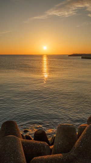 無料スマホ壁紙 テトラポッドの先に登る朝日。AndroidとiPhoneに対応した4K高画質の無料待ち受け画像。三重県津市の津エアポートラインで撮影したフリー写真素材