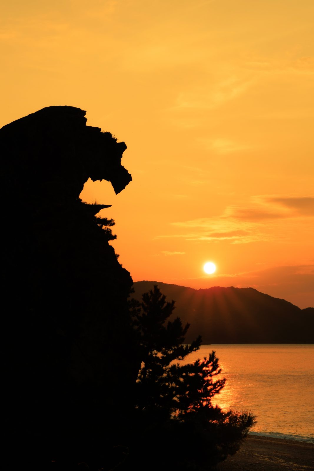 獅子岩の写真「世界遺産の獅子岩と朝日」